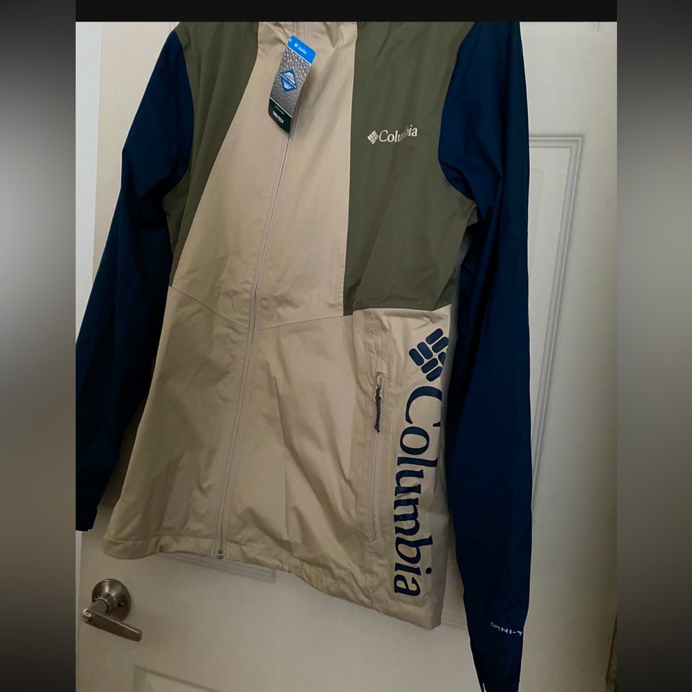 Men’s size small Columbia windbreaker with hood. Beige, green and blue. NWT